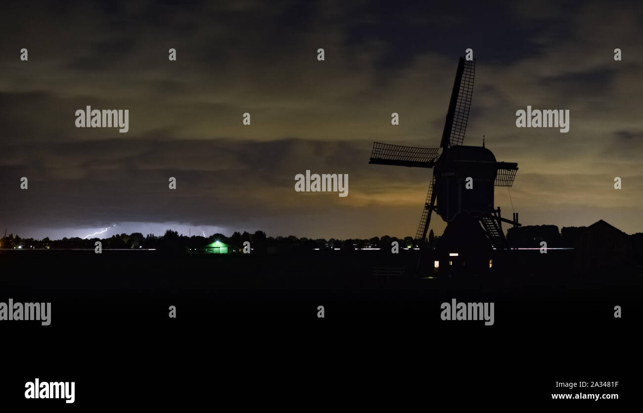 Silhouette lightning hi-res stock photography and images - Alamy