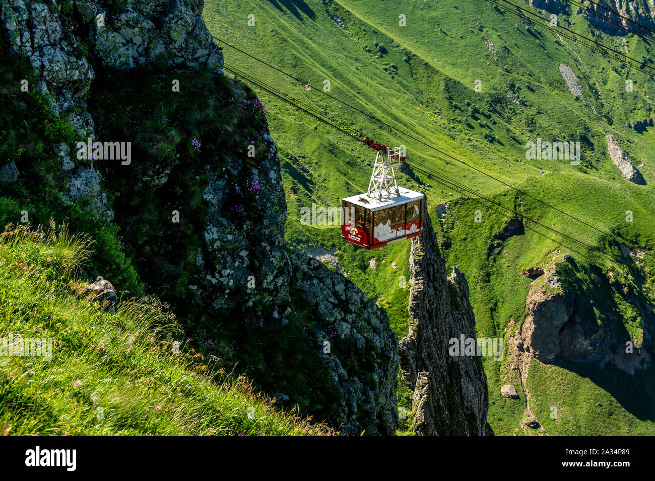 Cable car in the ski resort of Le Mont Dore, going up the Puy du Sancy in  the Massif Central range, Auvergne-Rhone-Alpes, France Stock Photo - Alamy