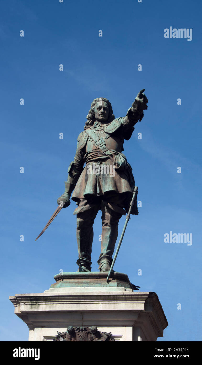 BUCKINGHAMSHIRE; AYLESBURY; JOHN HAMPDEN STATUE Stock Photo Alamy