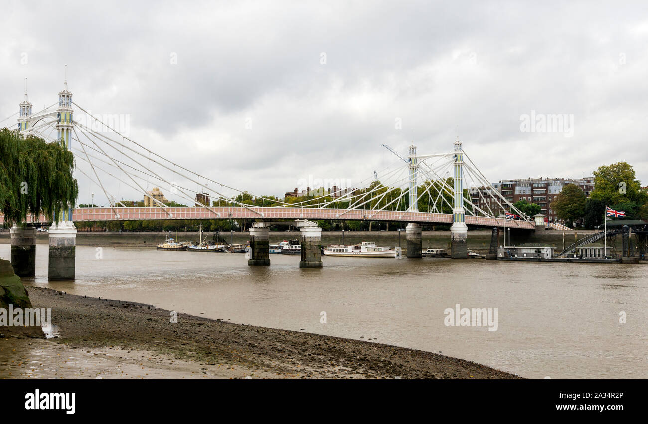 Albert bridge battersea park hi-res stock photography and images - Alamy