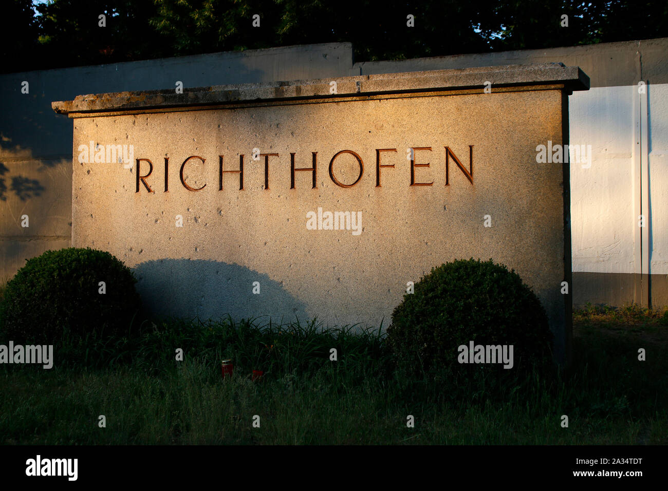 Der Rote Baron / Manfred von Richthofen (MATTHIAS SCHWEIGHÖFER) und Captain  Roy Brown (JOSEPH FIENNES) Regie: Nikolai Muellerschoen aka. Der Rote Baron  Stock Photo - Alamy