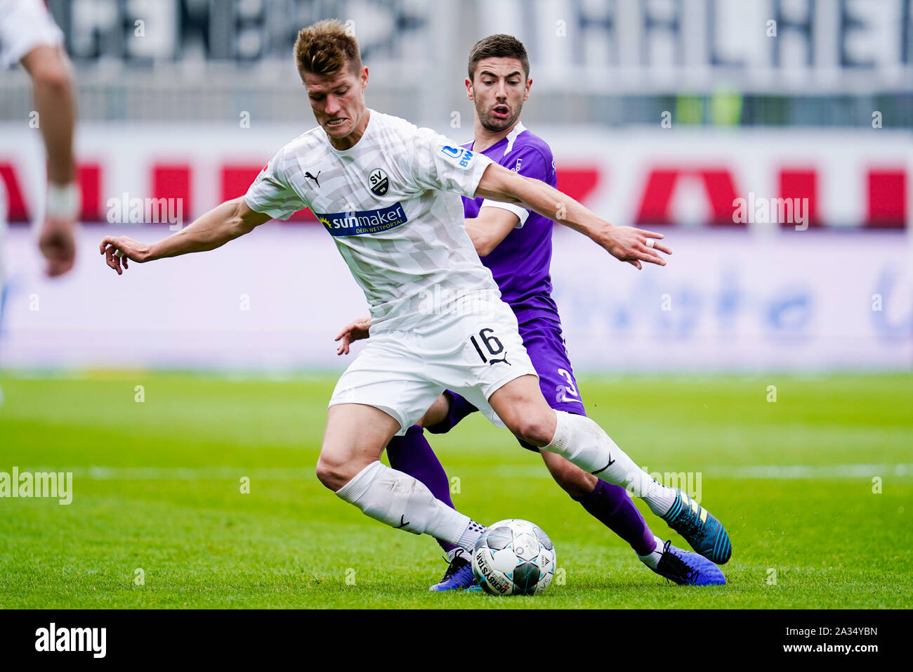 Sandhausen, Germany. 05th Oct, 2019. Soccer: 2nd Bundesliga, SV Sandhausen - Erzgebirge Aue, 9th matchday, in Hardtwaldstadion. Sandhausens Kevin Behrens (l) and Marko Mihojevic from Erzgebirge Aue fight for the ball. Credit: Uwe Anspach/dpa - IMPORTANT NOTE: In accordance with the requirements of the DFL Deutsche Fußball Liga or the DFB Deutscher Fußball-Bund, it is prohibited to use or have used photographs taken in the stadium and/or the match in the form of sequence images and/or video-like photo sequences./dpa/Alamy Live News Stock Photo