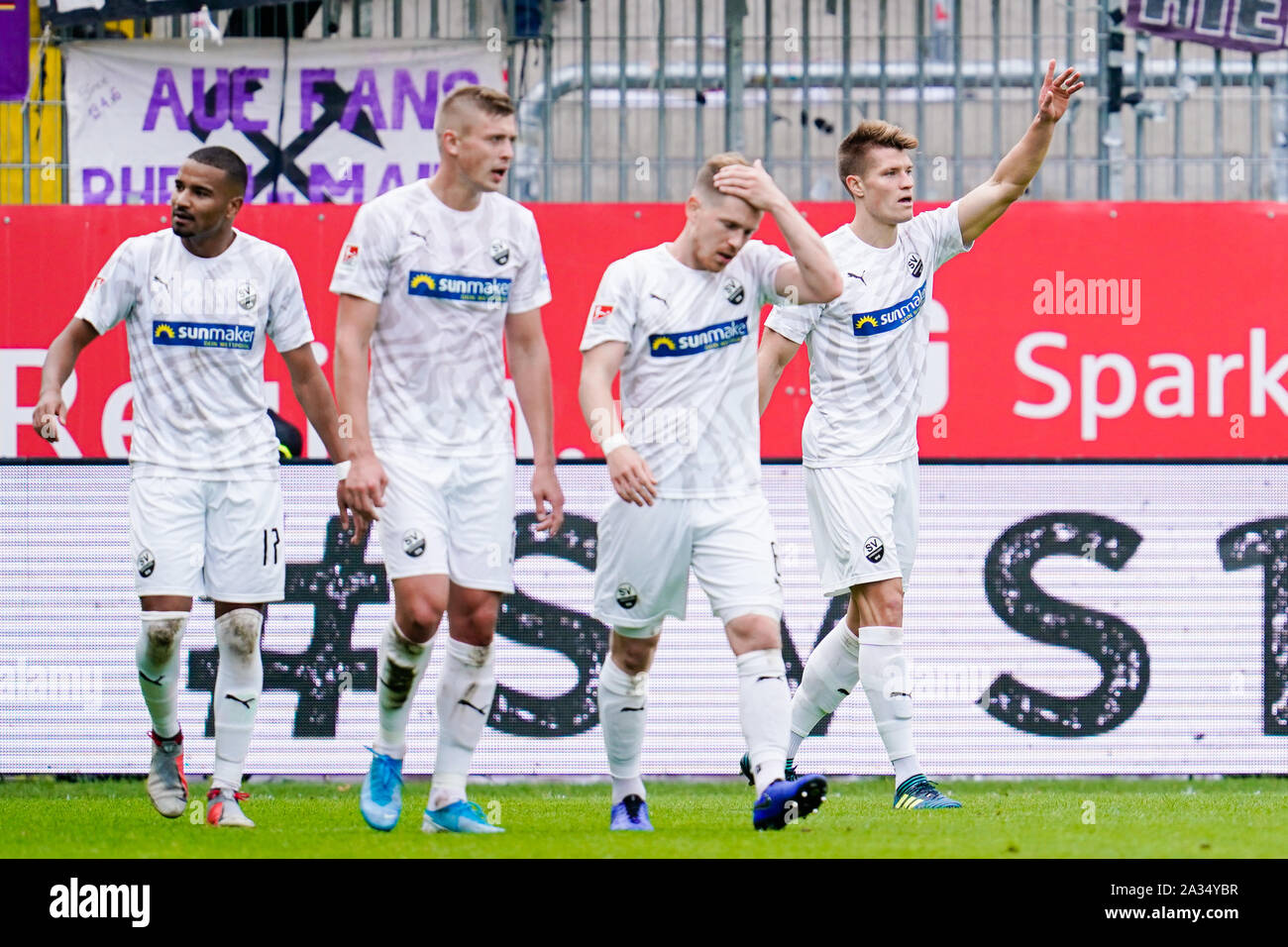 Sandhausen, Germany. 05th Oct, 2019. Soccer: 2nd Bundesliga, SV Sandhausen - Erzgebirge Aue, 9th matchday, in Hardtwaldstadion. Sandhausen's scorer Kevin Behrens (r) rejoices with his team-mates over the goal to 2-1. Credit: Uwe Anspach/dpa - IMPORTANT NOTE: In accordance with the requirements of the DFL Deutsche Fußball Liga or the DFB Deutscher Fußball-Bund, it is prohibited to use or have used photographs taken in the stadium and/or the match in the form of sequence images and/or video-like photo sequences./dpa/Alamy Live News Stock Photo