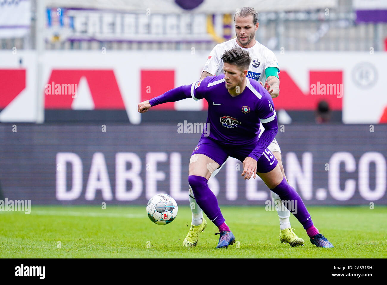 Sandhausen, Germany. 05th Oct, 2019. Soccer: 2nd Bundesliga, SV Sandhausen - Erzgebirge Aue, 9th matchday, in Hardtwaldstadion. Dennis Kempe (front) from Erzgebirge Aue and Sandhausens Dennis Diekmeier fight for the ball. Credit: Uwe Anspach/dpa - IMPORTANT NOTE: In accordance with the requirements of the DFL Deutsche Fußball Liga or the DFB Deutscher Fußball-Bund, it is prohibited to use or have used photographs taken in the stadium and/or the match in the form of sequence images and/or video-like photo sequences./dpa/Alamy Live News Stock Photo