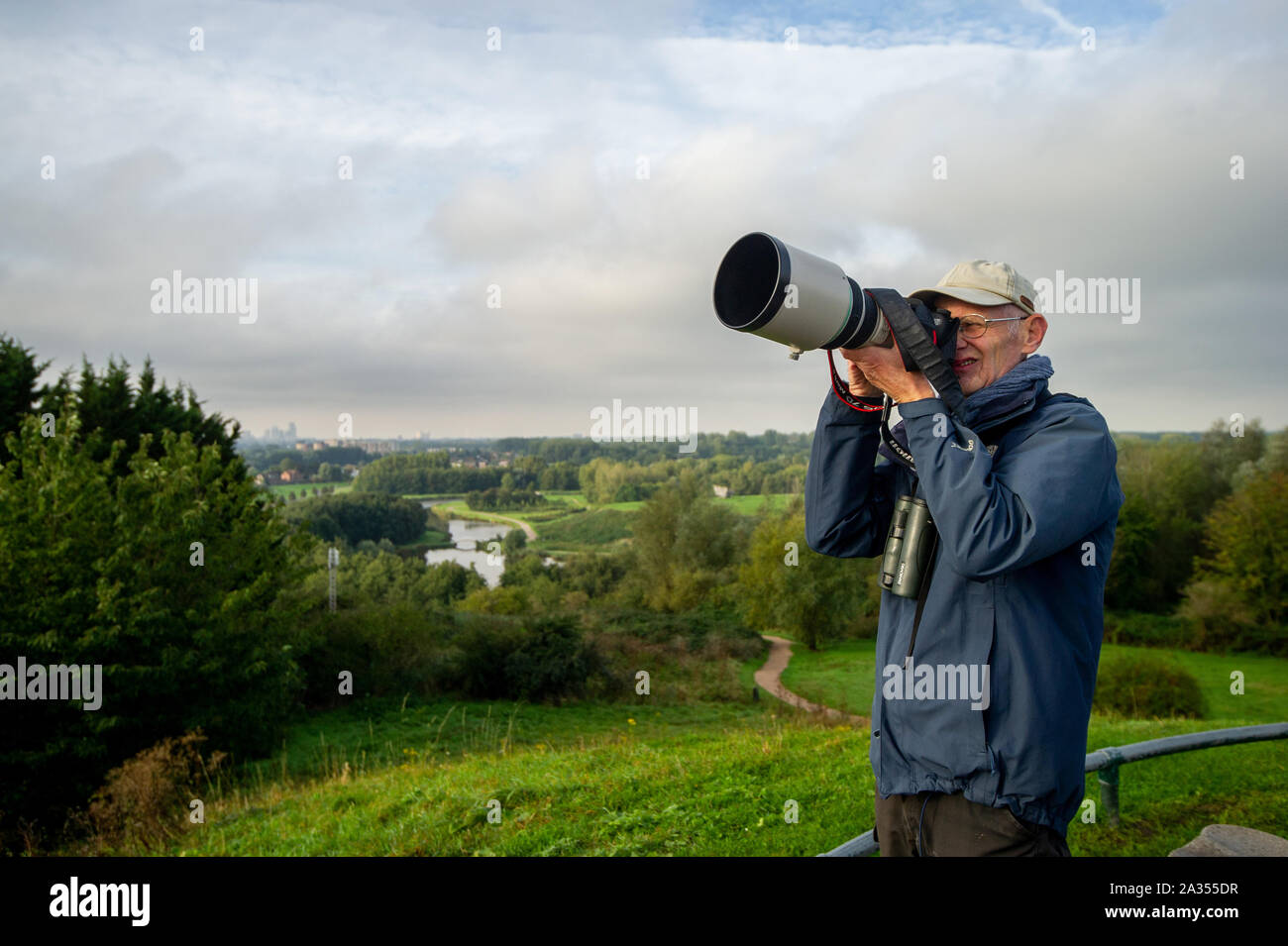 Bergschenhoek. Euro Birdwatch. Vandaag tellen duizenden vogelaars in heel Europa op de trekvogels wanneer deze richting het zuiden vliegen. Het gaat d Stock Photo