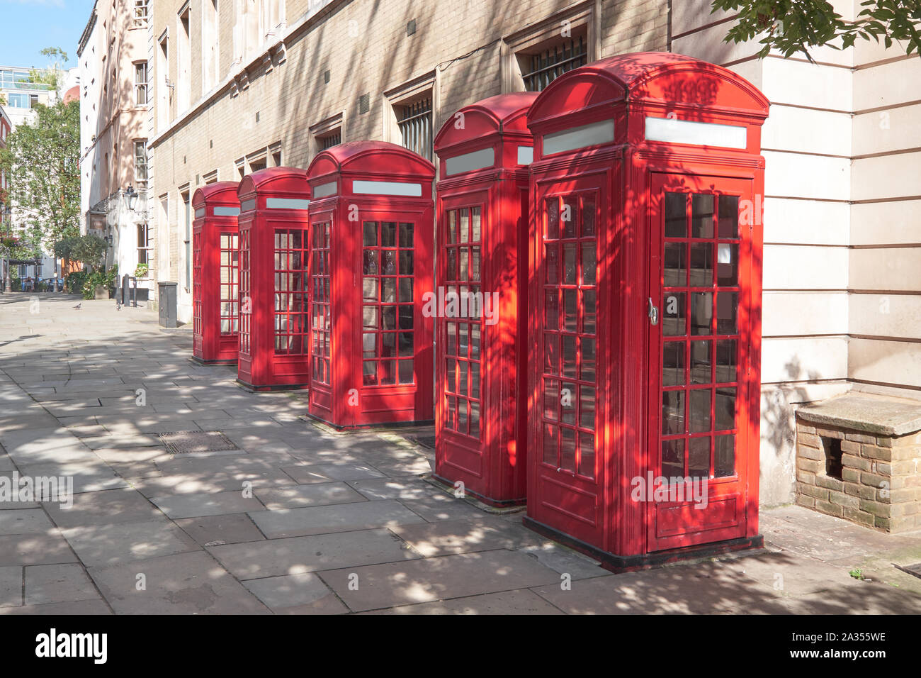 Typical english telephone booths hi-res stock photography and images ...