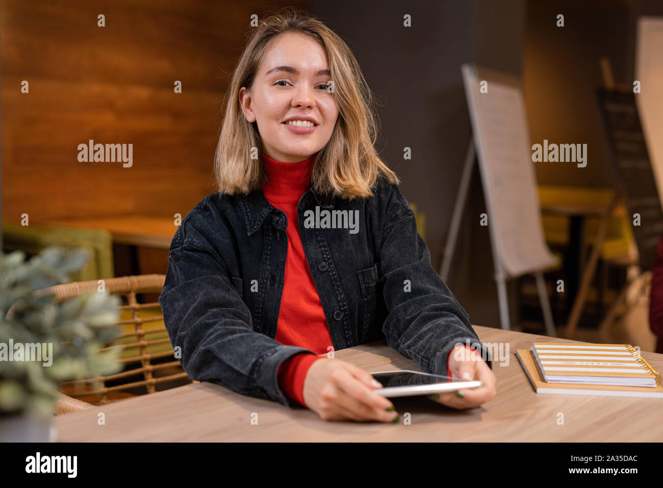 Student tablet smile woman hi-res stock photography and images - Alamy