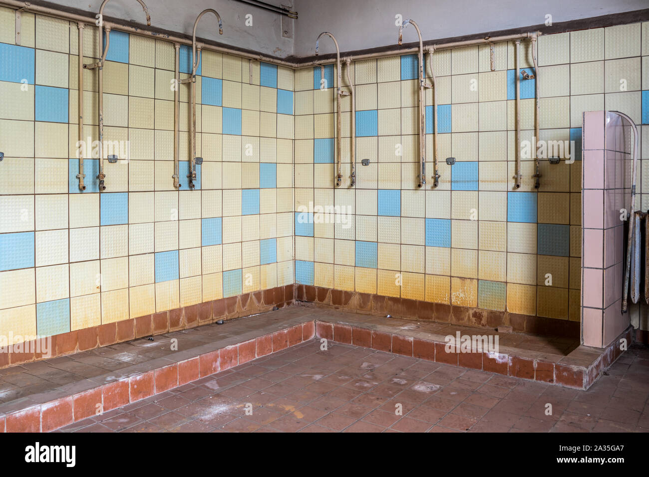 Retro shower room Stock Photo Alamy
