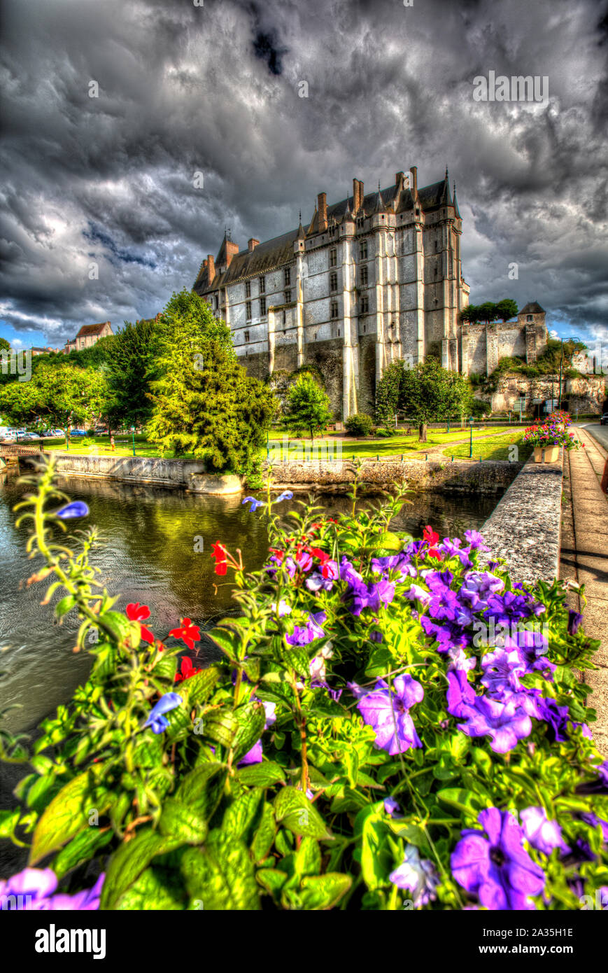 Chateaudun, France. Artistic summer view of the River Loir, with Chateau de  Chateaudun in the background Stock Photo - Alamy