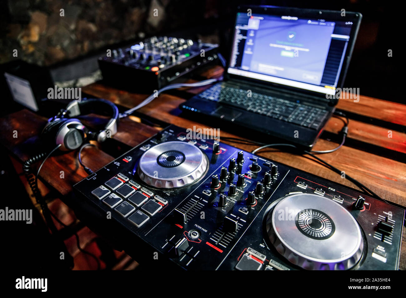 Turntable dj hi-res stock photography and images - Alamy