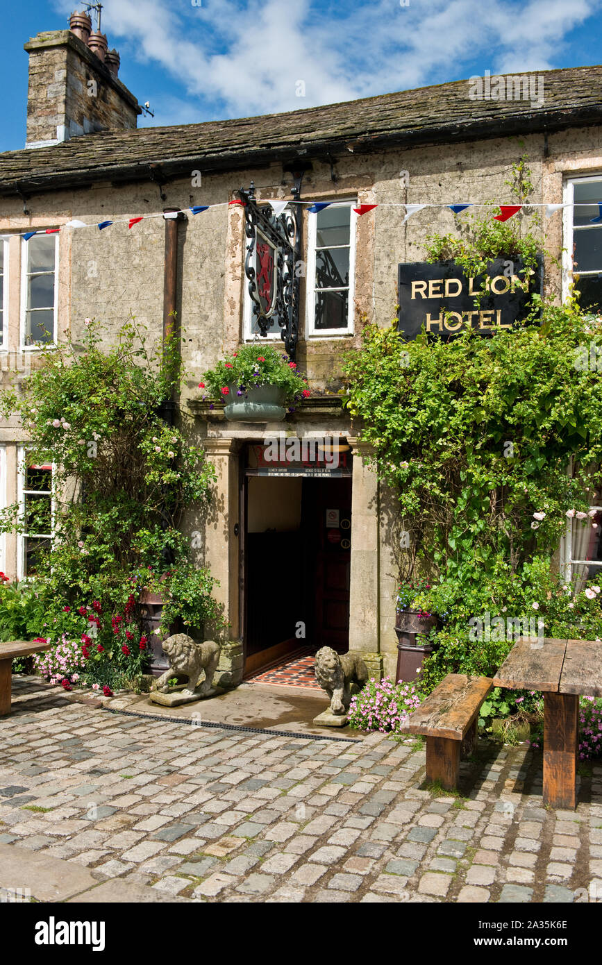 Red Lion Hotel and Pub. Wharfedale, North Yorkshire. England Stock Photo