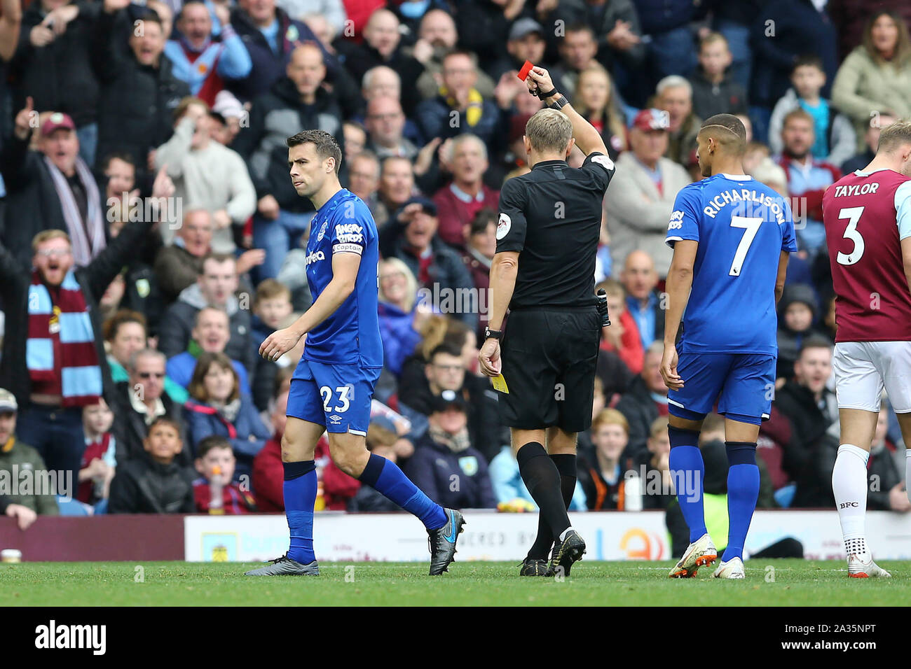 Referee red card premier league hires stock photography and images Alamy