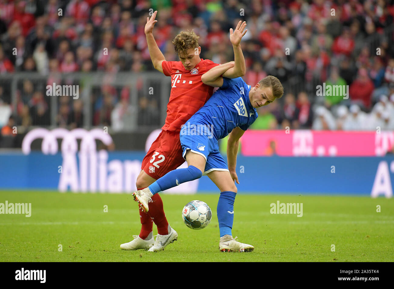 05.10.2019, xemx, Fussball 1.Bundesliga, FC Bayern Muenchen - TSG 1899 Hoffenheim emspor, v.l. Joshua Kimmich (FC Bayern Muenchen #32) und Dennis Geig Stock Photo