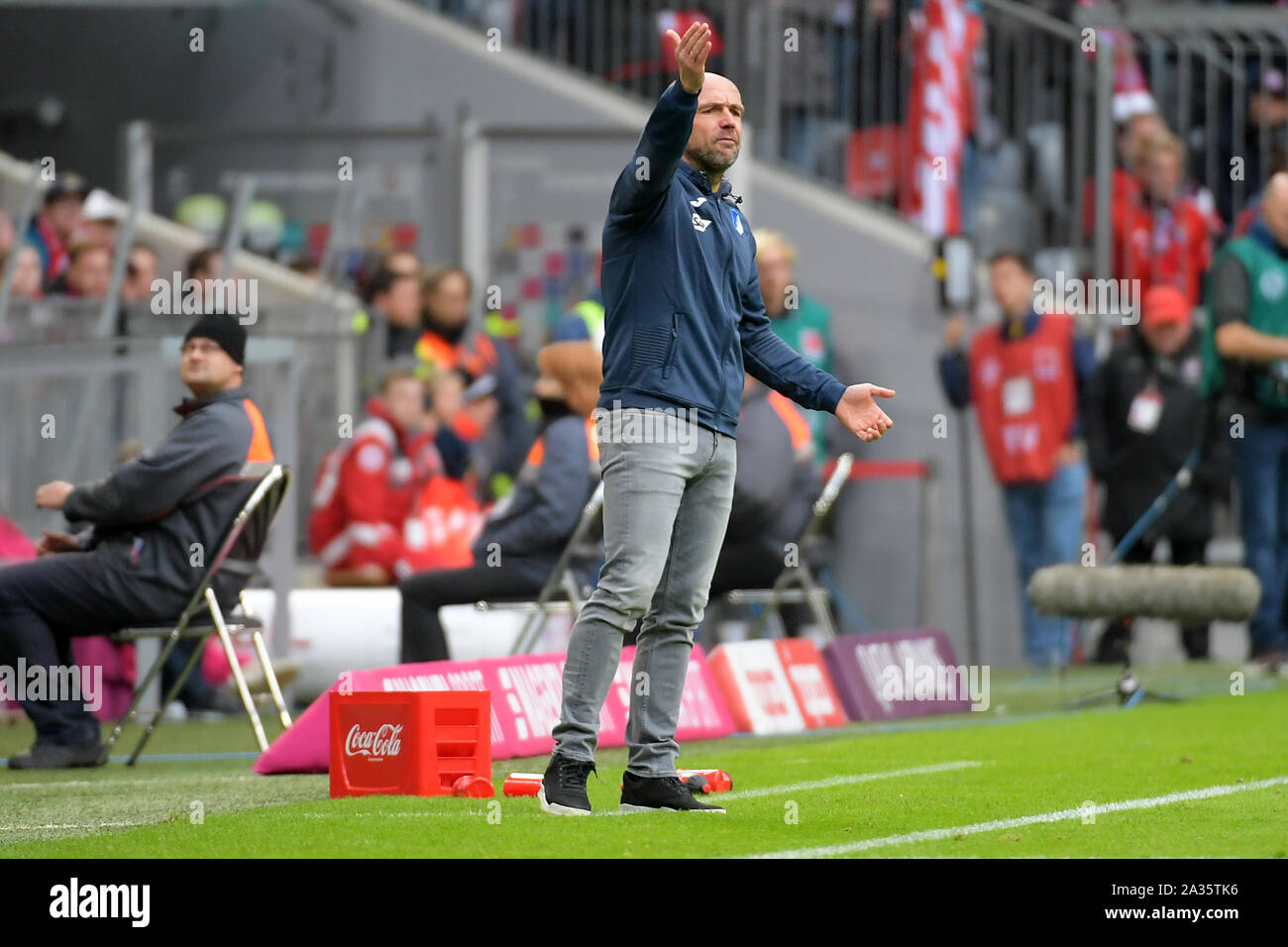 05.10.2019, xemx, Fussball 1.Bundesliga, FC Bayern Muenchen - TSG 1899 Hoffenheim emspor, v.l. Cheftrainer Alfred Schreuder (TSG 1899 Hoffenheim) gibt Stock Photo