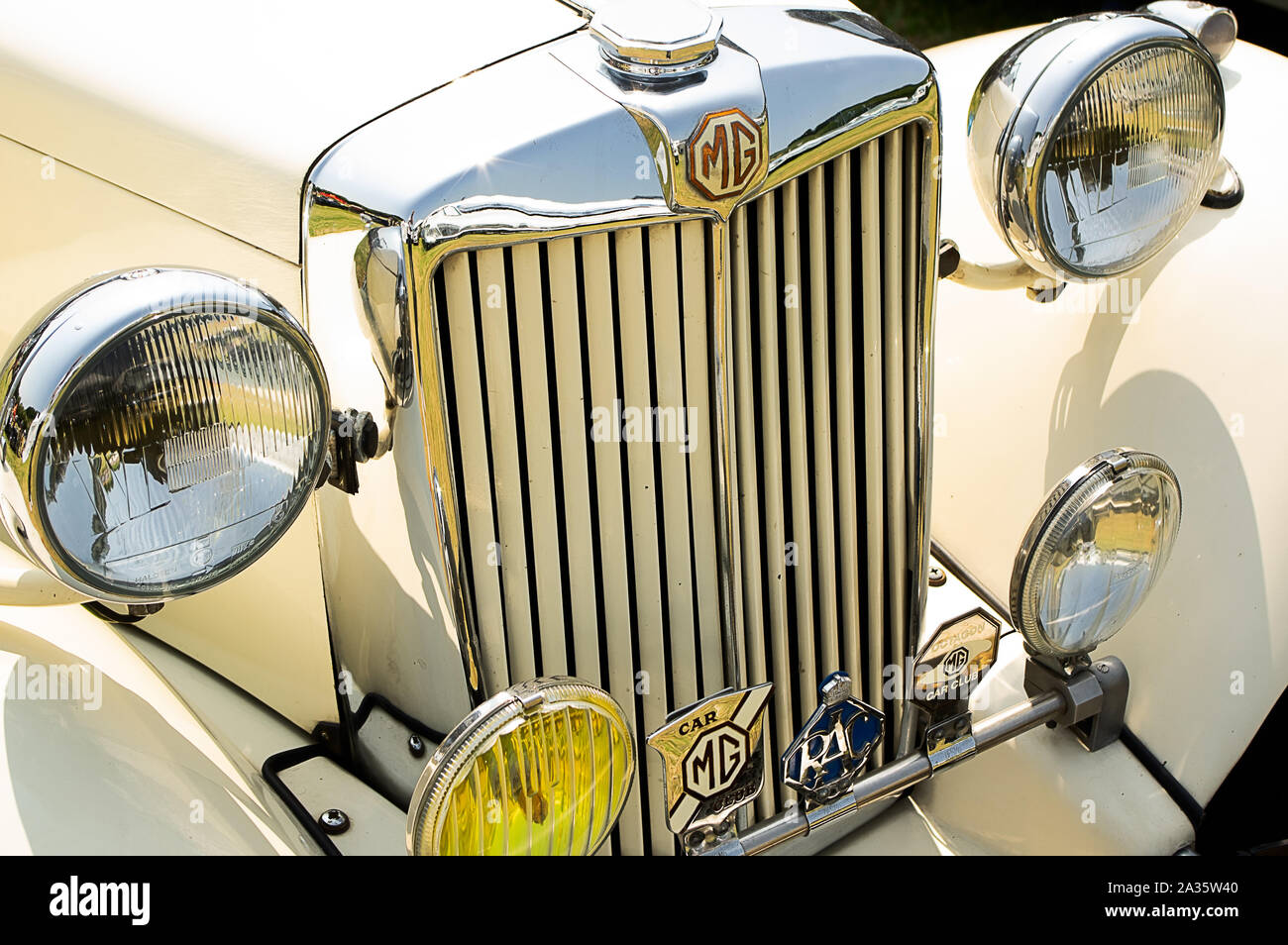 The front of a white 1952 MG TD roadster on display at a car show Stock Photo