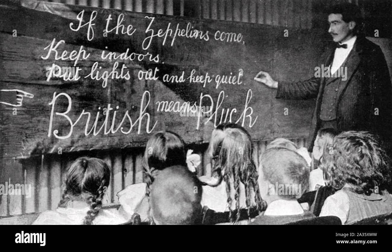 LONDON SCHOOL CHILDREN are warned about Zeppelin attacks during the First World War Stock Photo