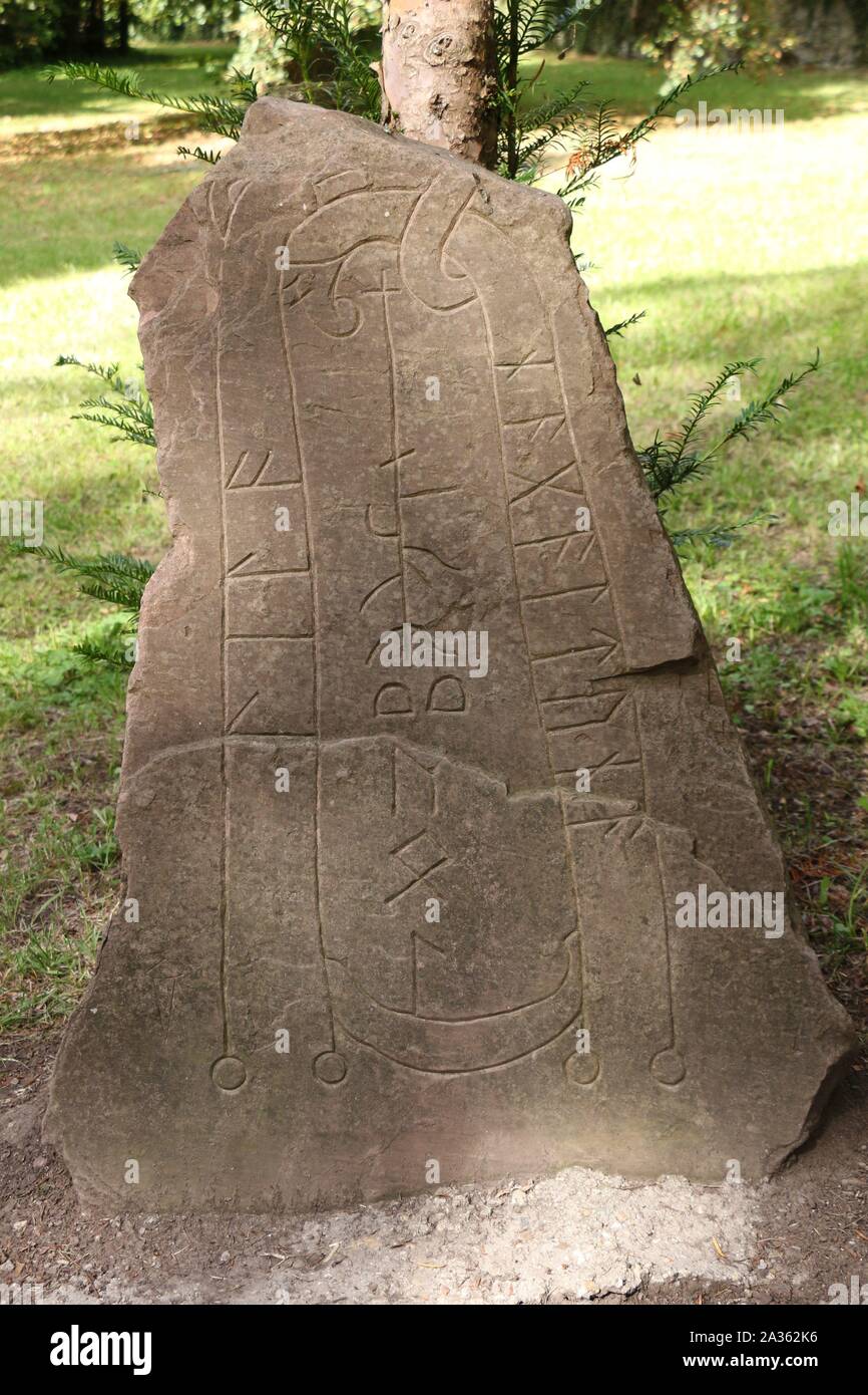 Alter Runenstein auf dem Gelände der Burg Hohennagold im Schwarzwald Stock Photo