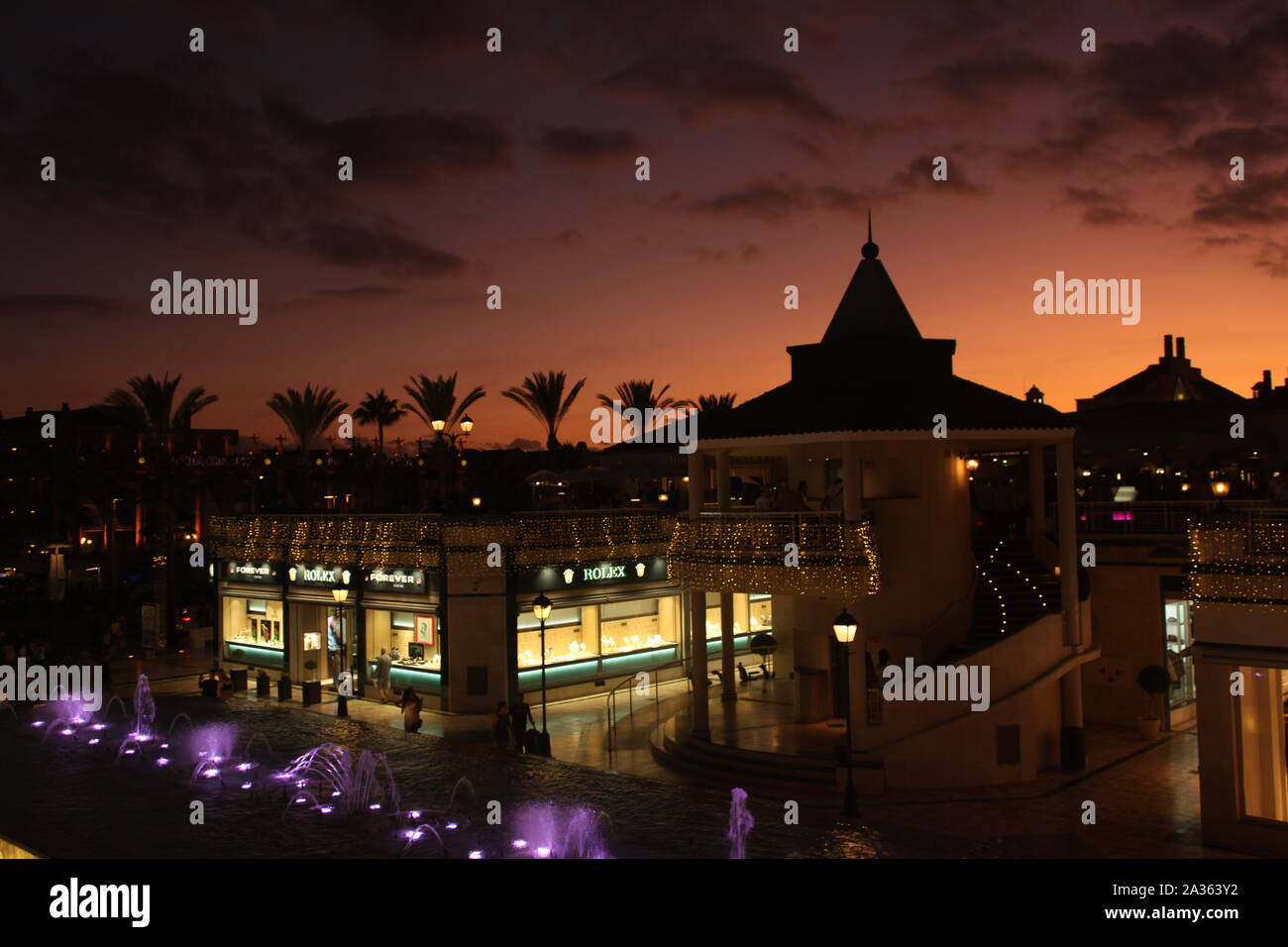 Wideangle scene from rooftops near Harry's Bar from left side towards