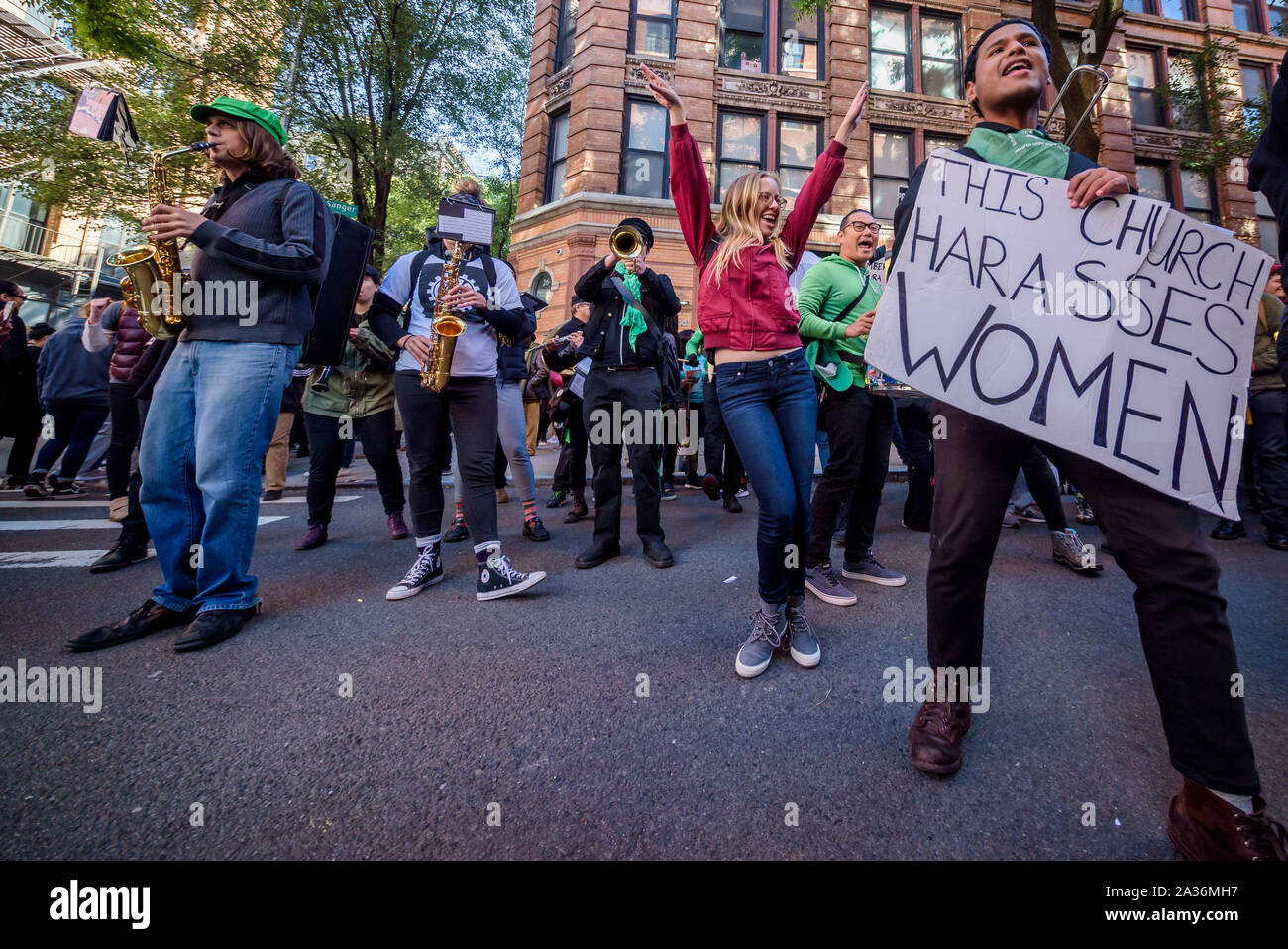 New York, USA. 5th Oct, 2019. Protesters holding signs outside Planned  Parenthood offices. Abortion Rights activists from a number of  organizations held a demonstration outside of the Basilica of St. Patrick's  Old