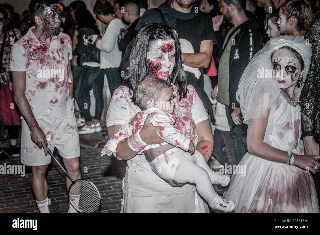 SITGES BARCELONA CATALUÑA ESPAÑA 05/10/2019/ NOCHE DE ZOMBIES WALK desfilan por las calles de la población asustando hala gente Stock Photo