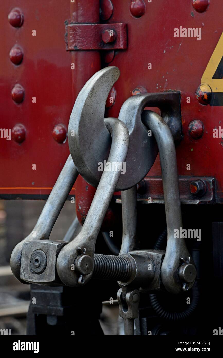 https://c8.alamy.com/comp/2A36YGJ/screw-coupling-on-the-front-of-gwr-steam-locomotive-4965-rood-ashton-hall-at-tyseley-railway-centre-birmingham-uk-2A36YGJ.jpg