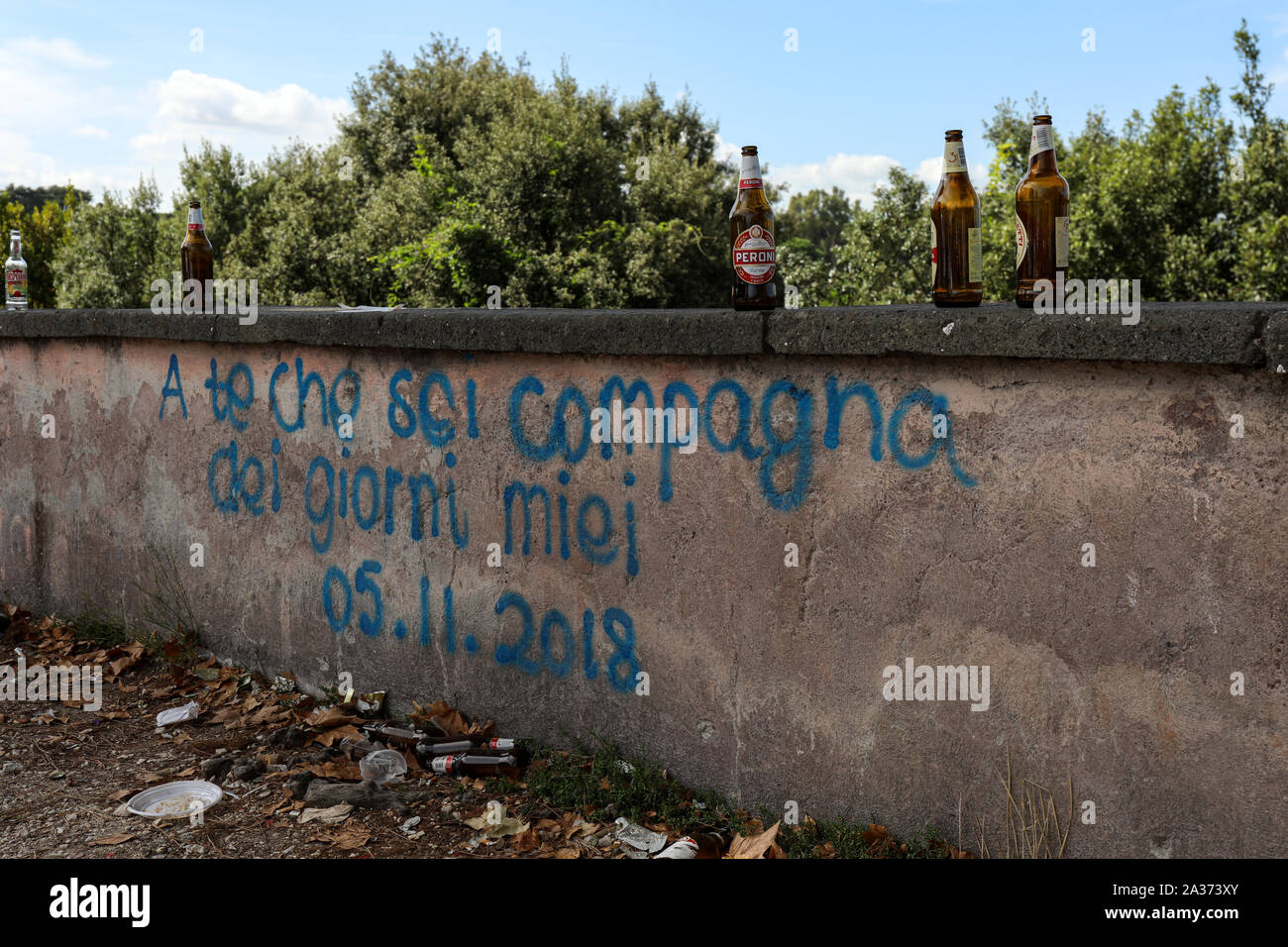 A te che sei compagna dei giorni miei - message on the wall on Trastevere district, Rome, Italy Stock Photo