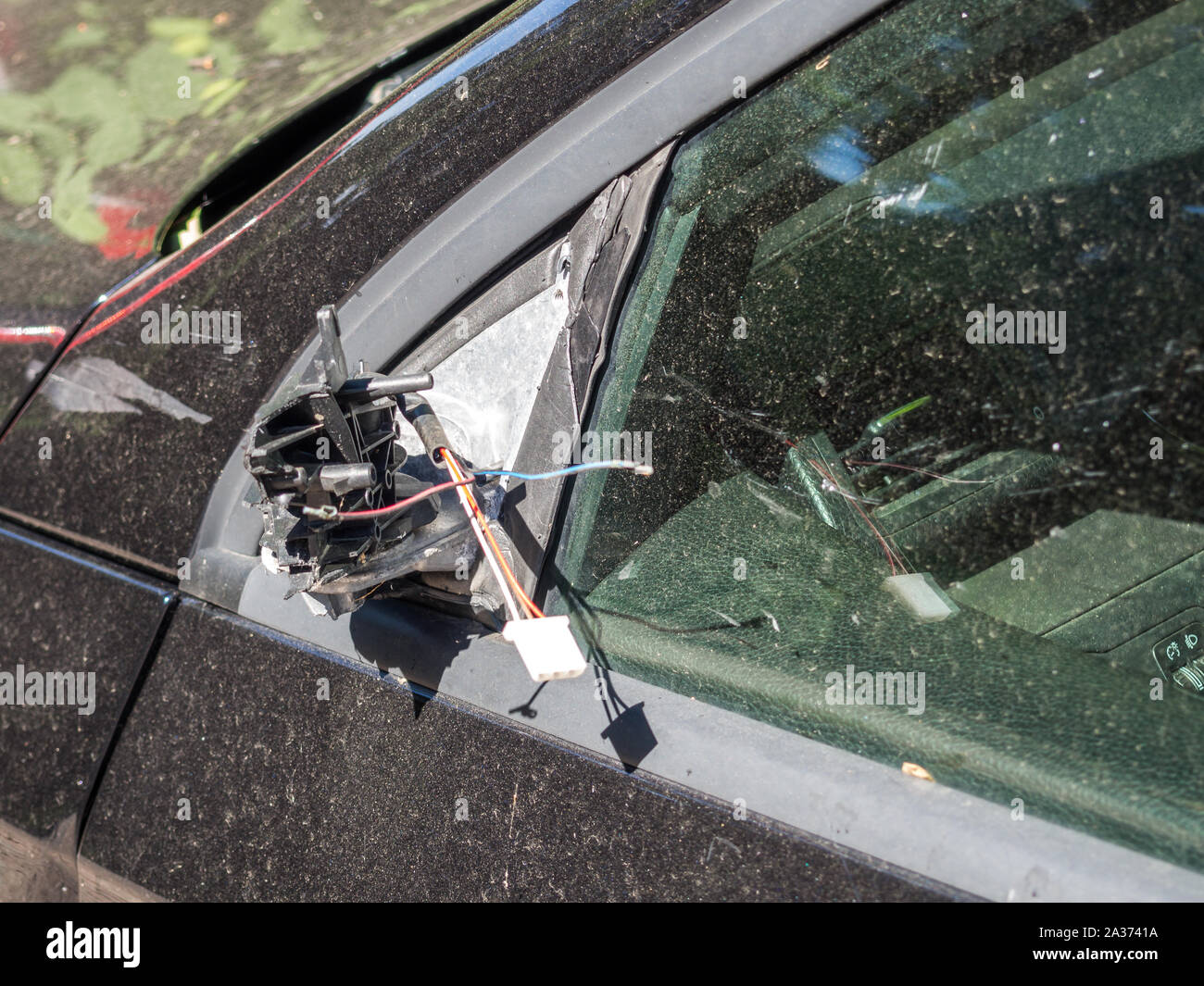 Wing mirror broken hires stock photography and images Alamy