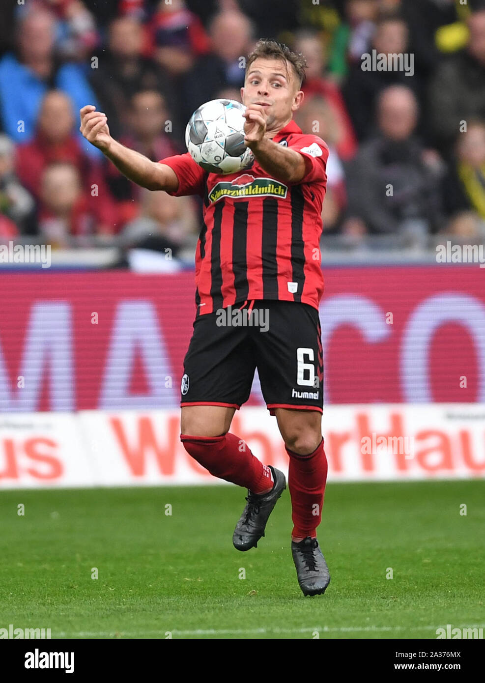 Freiburg, Germany. 05th Oct, 2019. Soccer: Bundesliga, SC Freiburg - Borussia Dortmund, 7th matchday in the Black Forest Stadium. Amir Abrashi of Freiburg accepts the ball. Credit: Patrick Seeger/dpa - IMPORTANT NOTE: In accordance with the requirements of the DFL Deutsche Fußball Liga or the DFB Deutscher Fußball-Bund, it is prohibited to use or have used photographs taken in the stadium and/or the match in the form of sequence images and/or video-like photo sequences./dpa/Alamy Live News Stock Photo