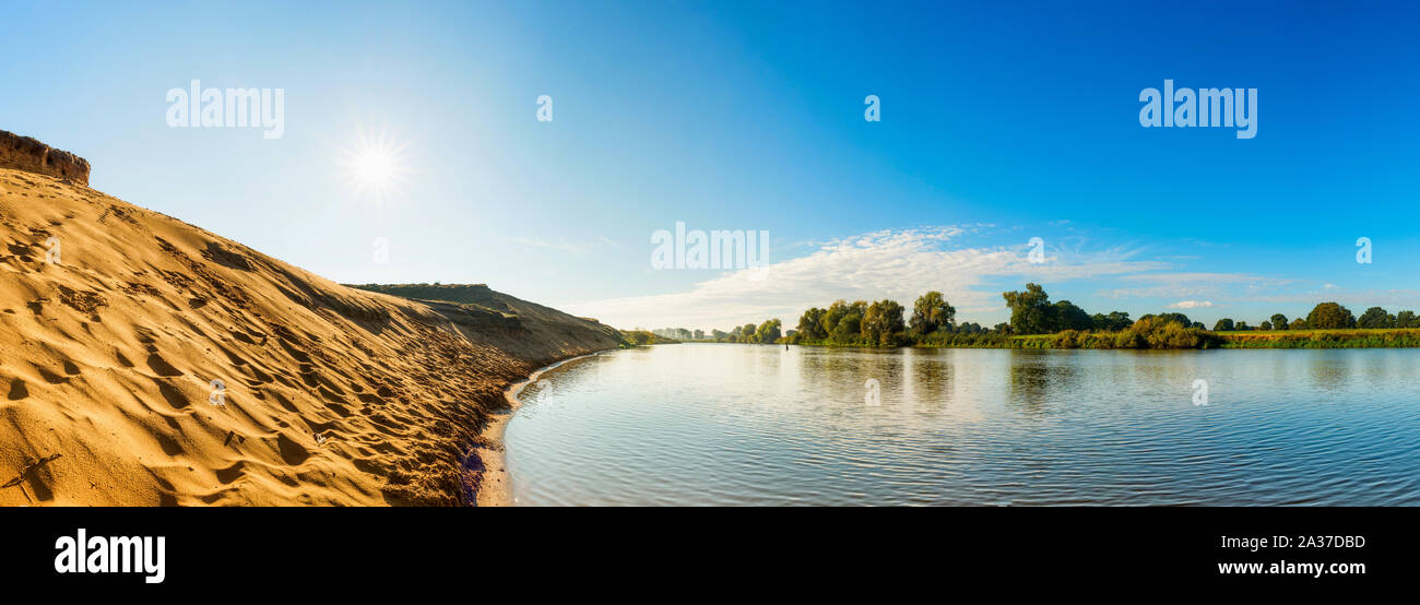 Breiter Fluss mit sandigem Ufer, Panorama einer Flusslandschaft Stock Photo