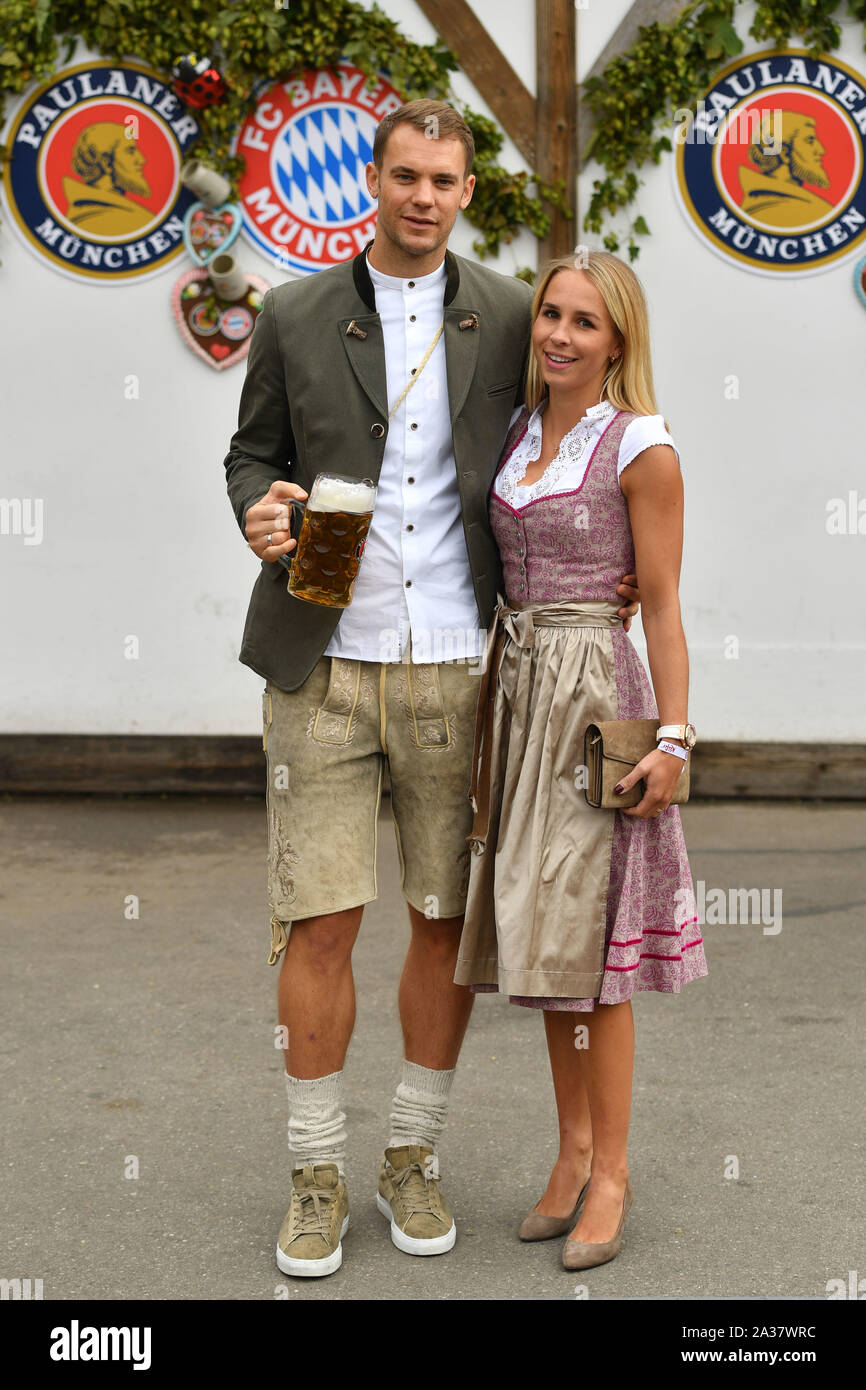 Munich, Germany. 06th Oct, 2019. Manuel NEUER (goalie Bayern Munich) with wife Nina, with Mass beer in Bavarian costume, leather pants. Dirndl . Football FC Bayern Munich, traditional Oktoberfest visit in the Kaefer Schenke, on 06.10.2019 in Muenchen/Germany. | usage worldwide Credit: dpa/Alamy Live News Stock Photo