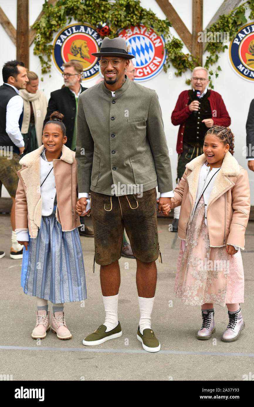 Jerome BOATENG (Bayern Munich) with his daughters Lamia and Soley in Bavarian costume, Lederhose, Dirndl. Football FC Bayern Munich, traditional Oktoberfest visit in the Kaefer Schenke, on 06.10.2019 in Muenchen/Germany. | usage worldwide Stock Photo