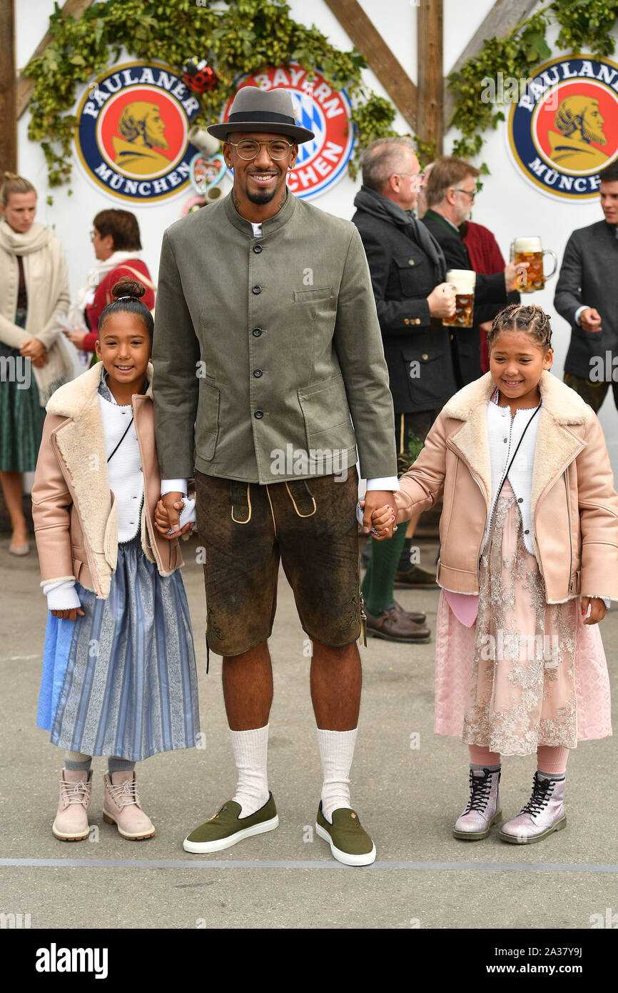 Jerome BOATENG (Bayern Munich) with his daughters Lamia and Soley in Bavarian costume, Lederhose, Dirndl. Football FC Bayern Munich, traditional Oktoberfest visit in the Kaefer Schenke, on 06.10.2019 in Muenchen/Germany. | usage worldwide Stock Photo