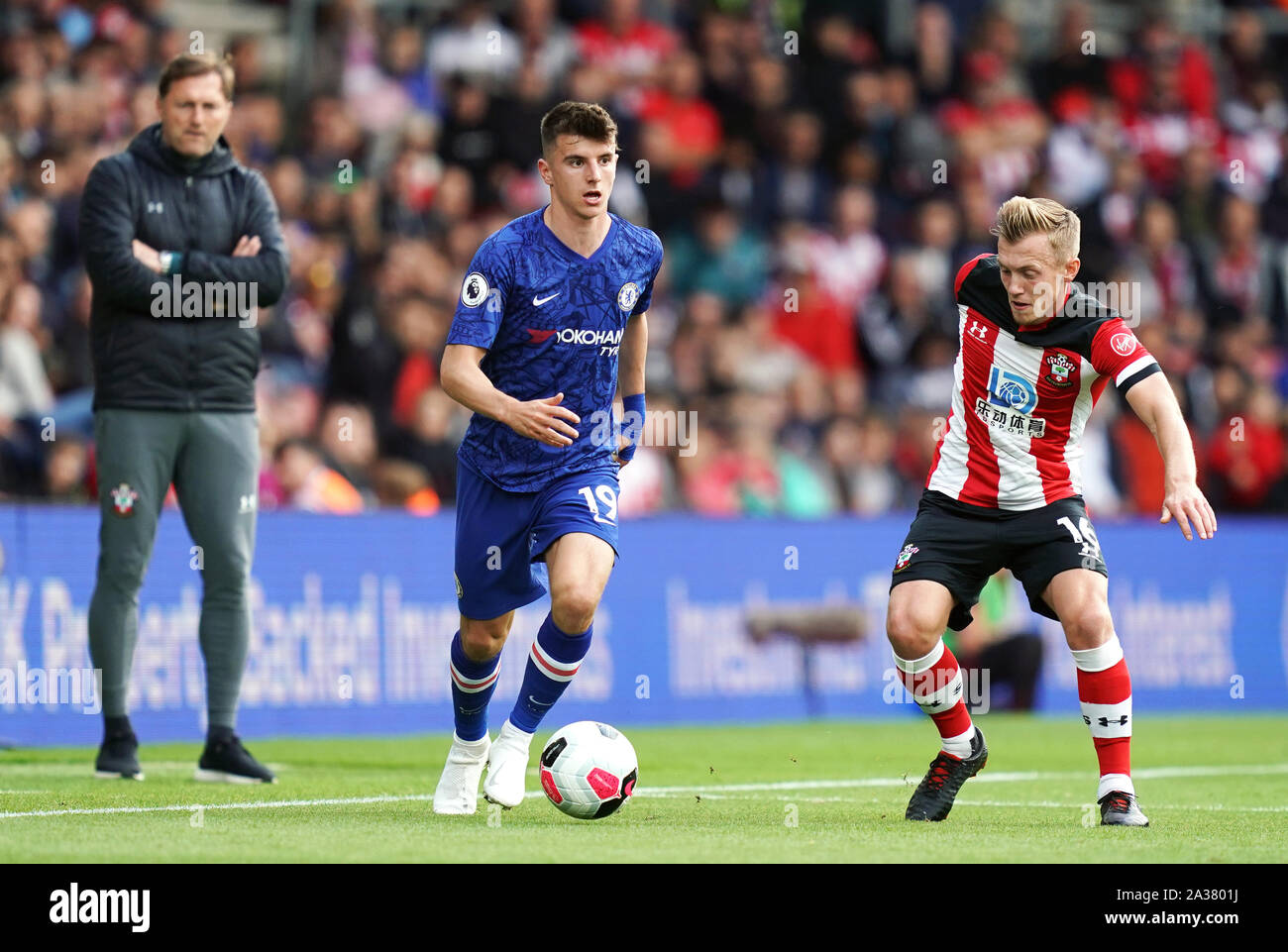 Chelsea S Mason Mount And Southampton S James Ward Prowse Right Battle For The Ball As Southampton Manager Ralph Hasenhuttl Background Looks On During The Premier League Match At St Mary S Stadium Southampton Stock Photo