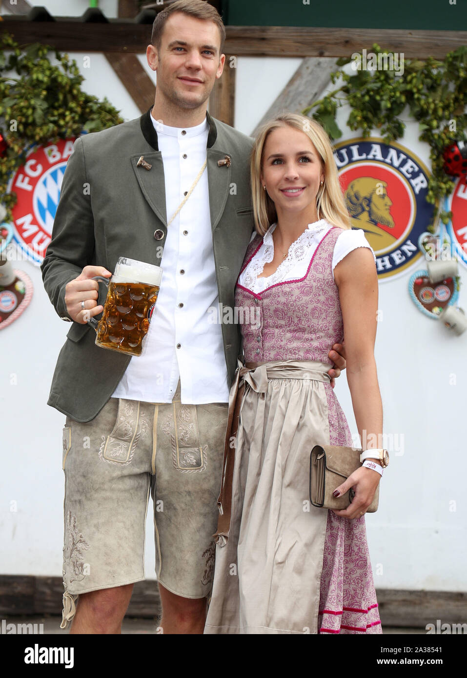 Munich, Deutschland. 06th Oct, 2019. Manuel NEUER (goalkeeper Bayern Munich) with wife Nina. Football FC Bayern Munich, traditional Oktoberfest visit in the Kaefer Schenke, on 06.10.2019 in Muenchen/Germany. | usage worldwide Credit: dpa/Alamy Live News Stock Photo