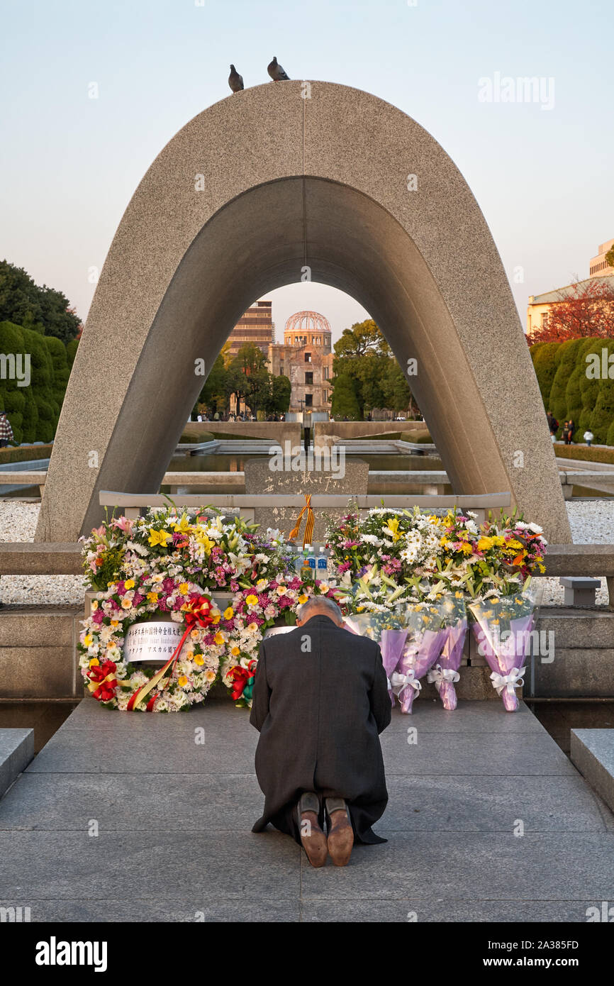 『Pictures for Peace』 Hiroshima peace memorial doves hi-res stock photography and images