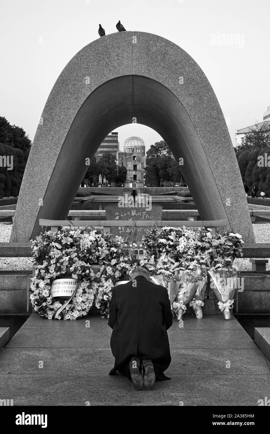 『Pictures for Peace』 Hiroshima peace memorial doves hi-res stock photography and images