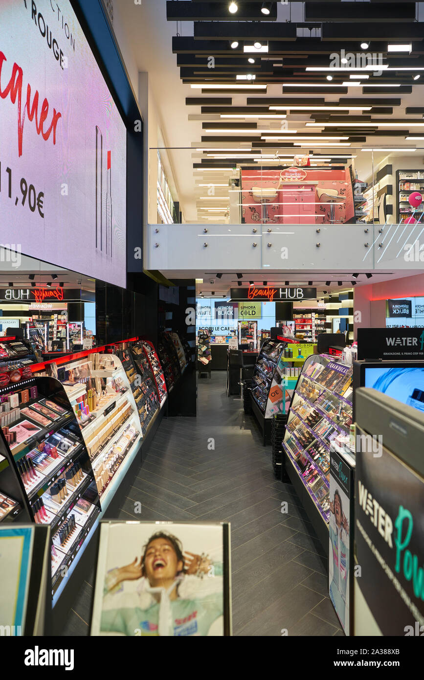Sephora store interior hi-res stock photography and images - Page 3 - Alamy