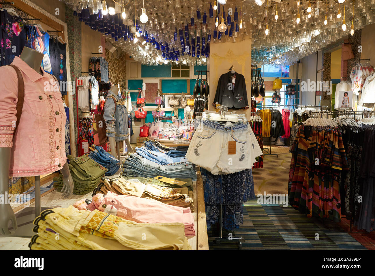 Desigual commerce hi-res stock photography and images - Alamy