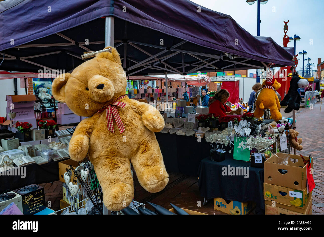 Large teddy bear hi res stock photography and images Alamy