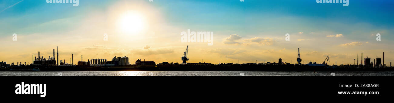 Panorama einer Hafenanlage am Rhein bei Sonnenuntergang Stock Photo