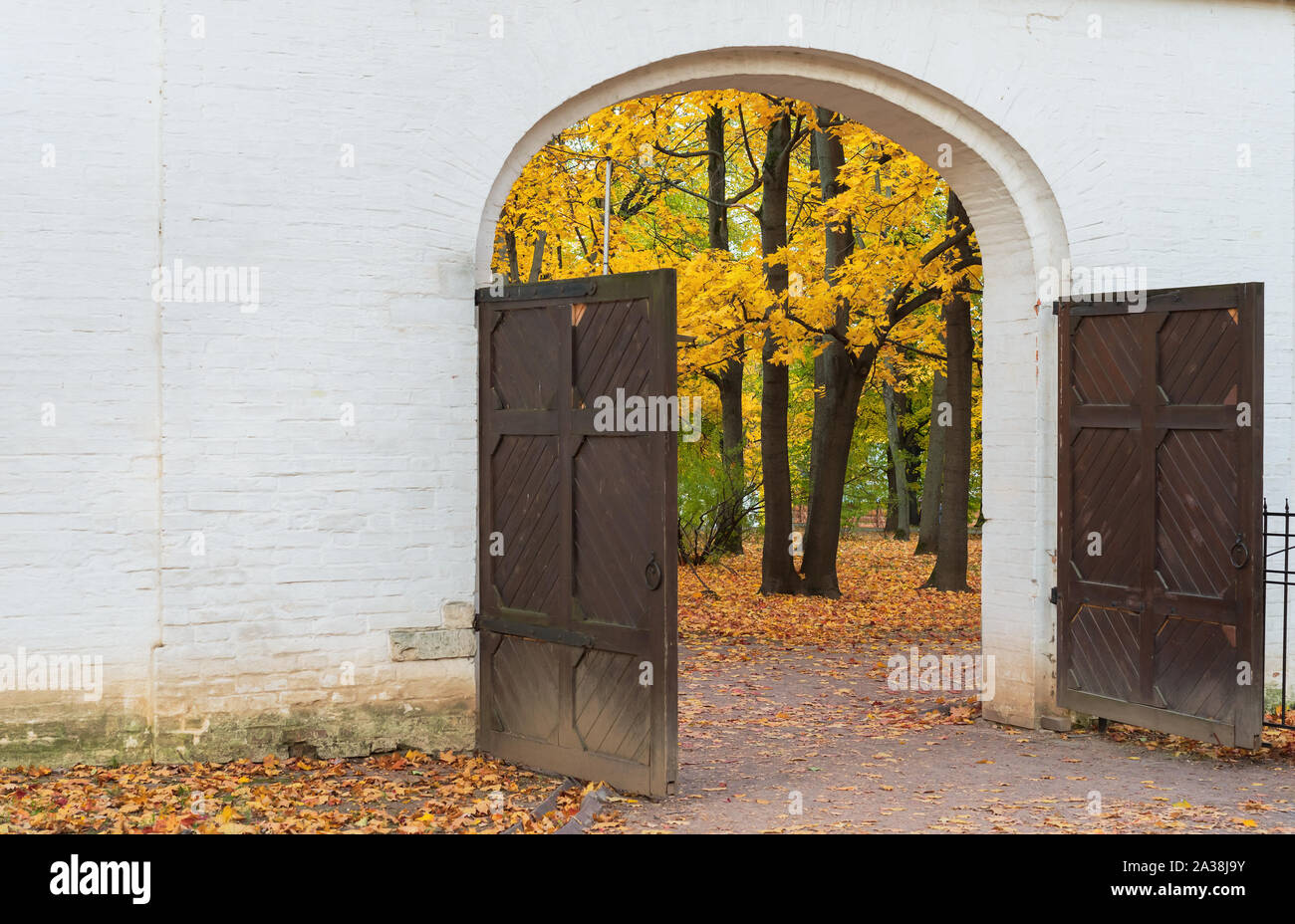 Vintage wooden gate hi-res stock photography and images - Alamy