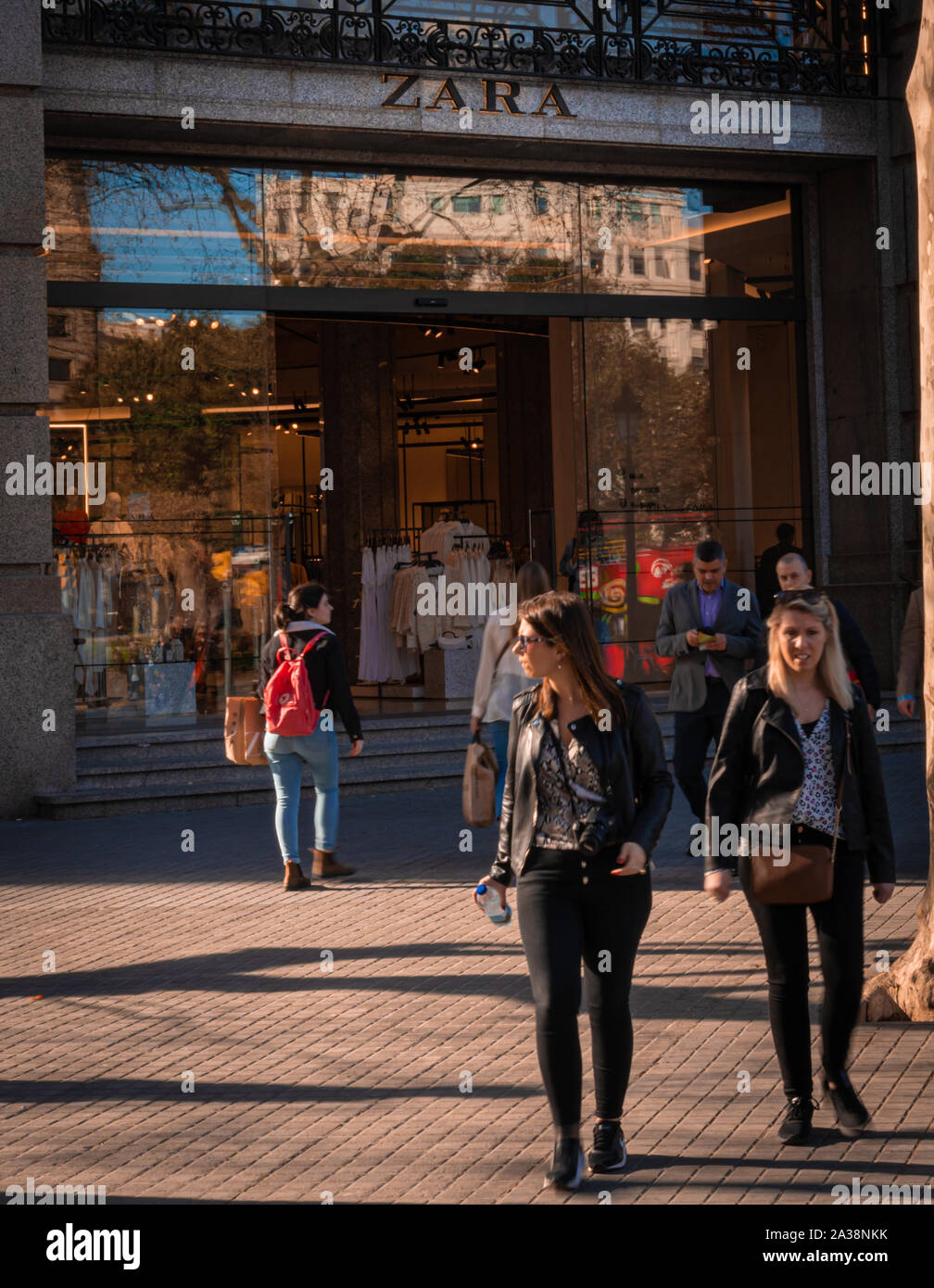 Zara shop front hi-res stock photography and images - Page 3 - Alamy