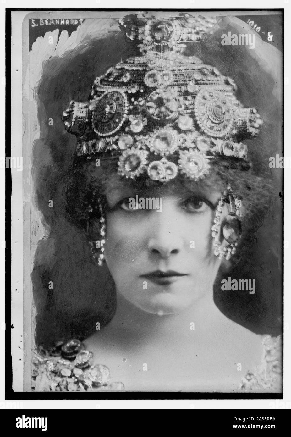Bernhardt headdress Black and White Stock Photos & Images Alamy