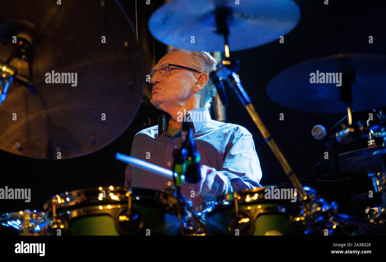 Ginger baker playing at the railway inn Winchester in 2013 Stock Photo