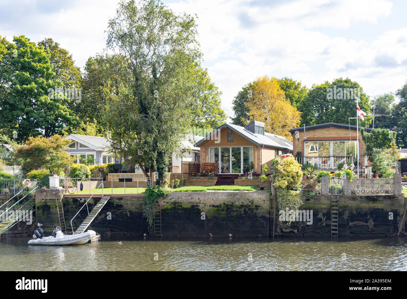 Riverside bungalows on Eel Pie Island, Twickenham, Borough of Richmond upon Thames, Greater London, England, United Kingdom Stock Photo
