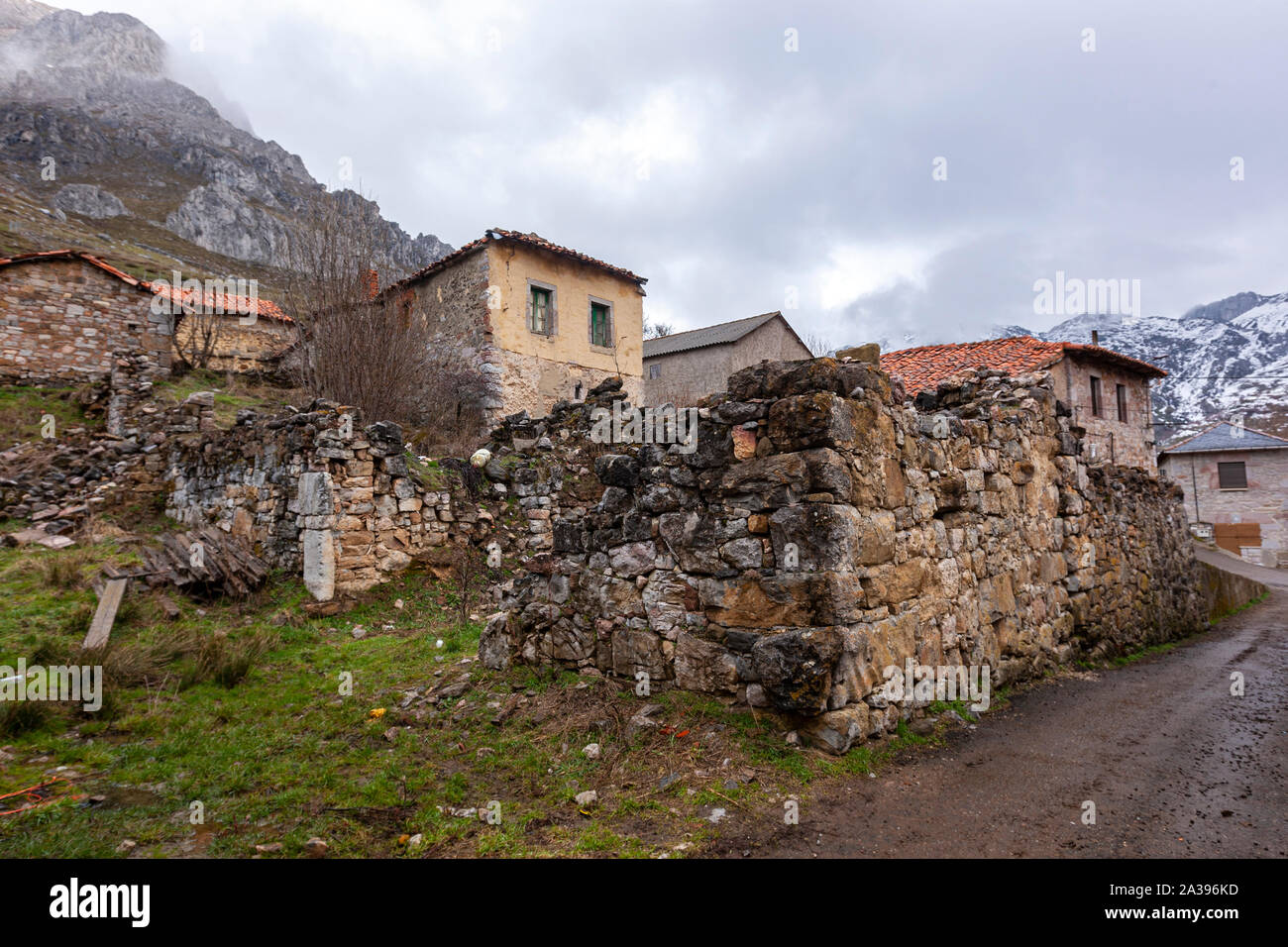 Caldas de Luna, small rural village surrounded by snow mountains in  Leon Province, Spain Stock Photo