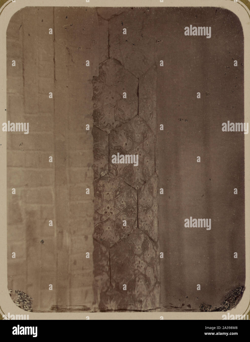 Samarkandskiia drevnosti. Medrese Bibi-Khanym. Chast' kolony [sic] v glavnoi arkie Stock Photo