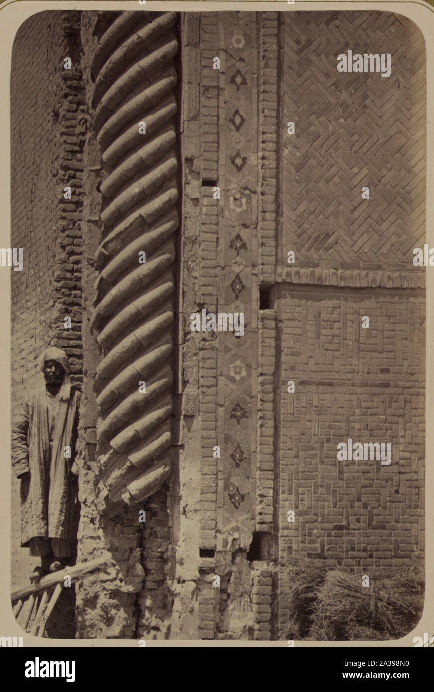Samarkandskiia drevnosti. Medrese Bibi-Khanym. Chast' kolony [sic] v fasadie glavnoi arkie Stock Photo