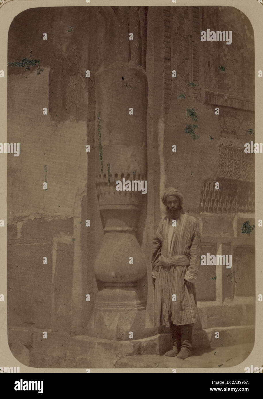 Samarkandskiia drevnosti. Medresse [sic] Shir-dar. Glavnyi fasad. (zapadnyi) Baza i chast' kolony [sic] Stock Photo