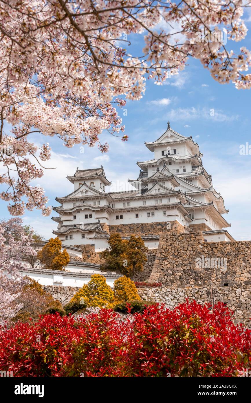 Himeji castle hilltop japanese complex hi-res stock photography and ...
